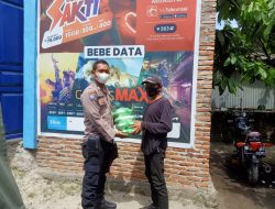 Polsek Indrapura Bersama Perangkat Desa Bagikan Nasi Kotak dan Sembako Untuk Para Isoman Covid 19.