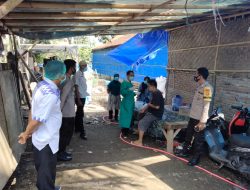 Polsek Prabarda Dampingi Nakes PKM Darek Tracing Pasien Covid-19