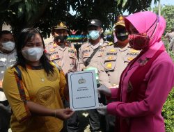 Bhayangkari Cabang Batubara Bersama Komunitas Sedekah Jum’at (KSJ) Tinjau Dan Berikan Nasi Kotak Kepada Masyarakat Terdampak Covid 19.