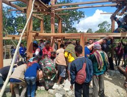 Personel Satgas Pamtas Yonif 742/SWY Gotong Royong Bangun Rumah Adat
