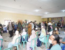 Pantau Vaksinasi Covid-19 di Loteng, Danrem 162/WB Dorong Isoter Bagi Pasien Covid-19