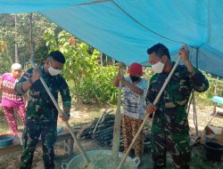 Binter Satnonkowil Satgas Yonif 144/JY Membantu Warga Membuat Dodol Durian di Batas Negeri.