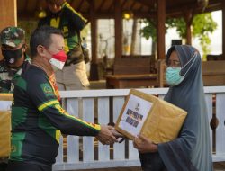 Usai Gowes, Tim Itjenad Berbagi Sembako di Lombok Utara