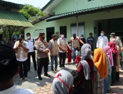 Saat Melakukan Baksos Bersama Komunitas Sedekah Jum’at, Polres Batubara Ajak Masyarakat Vaksin.