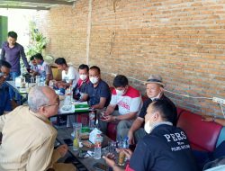 Kepala Dinas Sosial Batubara Ishaq Liza, Ngobrol Bareng Dengan Wartawan Dan Mio di Caffe Pong Indrapura.