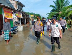Tinjau Lokasi Banjir, Kapolres Batubara Bersama KSJ Berikan Bantuan Kepada Warga Terdampak Banjir