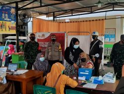 Bhabinkamtibmas & Babinsa Pantau Vaksinasi Di PKM II Barang Biji Sumbawa