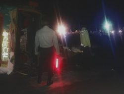 Polisi Evakuasi cepat Mobil Truck Fuso yang terguling di Pusuk