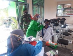 Tekan Angka Penyebaran Covid-19, Danramil Poto Tano Dampingi Testing Swab Antigen Kepada Guru dan Perangkat Desa