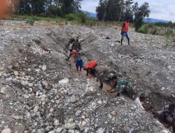 Satgas Pamtas Yonfi 742/SWY Tanamkan Semangat kebersamaan Melalui Gotong Royong