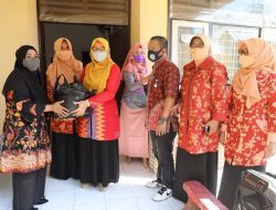 Wabup Sumbawa Serahkan Bantuan Paket Sembako Ke Tenaga Kontrak
