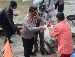 Di Desa Dahari Selebar, Kecamatan Talawi, Kapolres Batubara AKBP Ikhwan Lubis Lakukan Baksos