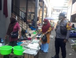 Polsek Sumbawa ingatkan Warga Di Pasar Tradisional untuk Vaksinasin