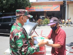 Kodim 0808/Blitar Bagikan Beras Kepada Warga Masyarakat Yang Kurang Mampu, Di Wilayah Kota Blitar