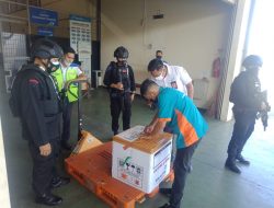 Personel Polda NTB Kawal Kedatangan 690 Vial Vaksin Astra Zaneca