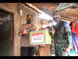 Sukseskan Target 70% Vaksin, TNI-Polri Datangi Rumah Warga dan Beri Sembako