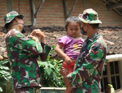 Kedekatan Anak-Anak Desa Pakisaji Dengan Anggota Satgas TMMD Ke 112 TA 2021 Kodim 0808/Blitar
