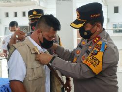 Kapolres Pakaikan Rompi KSJ Kepada Rahmad Hidayad Usai Tanda Tangan MoU Dengan MIO Dan HNSI