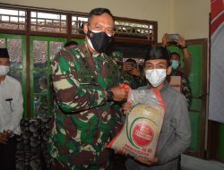 Sambut HUT TNI Ke-76, Korem 162/WB Berikan Bansos Di Pantai Asuhan Loteng