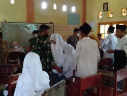 TNI-POLRI Provinsi NTB Sukseskan Serbuan Vaksinasi Covid-19 di Pasar Umum Kecamatan Pringgarata