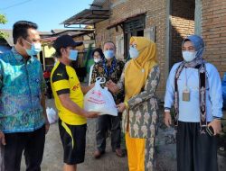 Ringkan Beban Masyarakat, Wabup Novy Bagikan Sembako