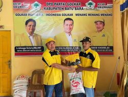 Lengkapi Kepengurusan Hingga Ke Desa, Ketua DPD Golkar Kabupaten Batubara Ismar Komri Serahkan Baju Partai