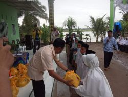 Bersama Sekretaris DPD II Partai Golkar, Ismar Komri Rayakan HUT Golkar Di Pesantren Al-Muttaqin