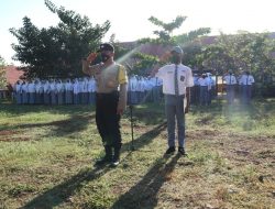 Bhabinkamtibmas Berikan Himbauan  Saat Upacara Bendera Bagi Siswa & Siswi