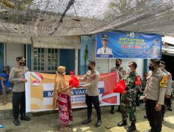 Perwira SIP 50 Beri Sembako Bagi Warga Lombok Tengah Yang Mau Vaksin