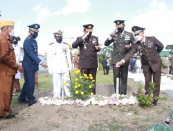 Jelang HUT TNI ke 76 Kapolda NTB Hadiri Acara Ziarah Makam Pahlawam  Di  Majelok