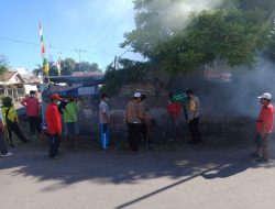 Moment Gotong Royong Bhabinkamtibmas Ajak Warga Senantiasa Terapkan Protokol Kesehatan