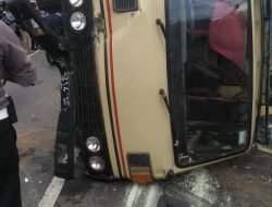 Kecelakaan Antara Truk Mitsubisi Dengan Sepeda Motor Lantaran  Pecah Ban