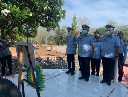 Ziarah Makam Pahlawan, Kakanwil Kemenkumham NTB Tabur Bunga di TMP Sumbawa