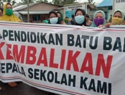 Upz,,Kadis Pendidikan Pecat Kepsek, Wali Murid Pasang Spanduk Kembalikan Kepsek