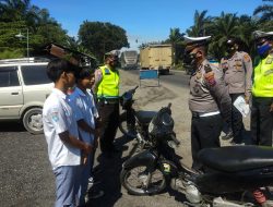 Ipda Elon Sitinjak Dan Kapolsek Labuhan Ruku AKP Jagani Sijabat, Lakukan Operasi Yustisi.