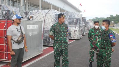 Danrem 162/WB Brigjen TNI A. Rizal Ramdhani, S.Sos., S.H., M.Han. didampingi Dandim 1620/Loteng dan Kapenrem 162/WB pantau pengiriman logistik WSBK di bandara ZAM Lombok