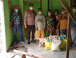 Kapolsek Perdagangan Berikan Paket Sembako Kepada Warga Rumahnya Longsor