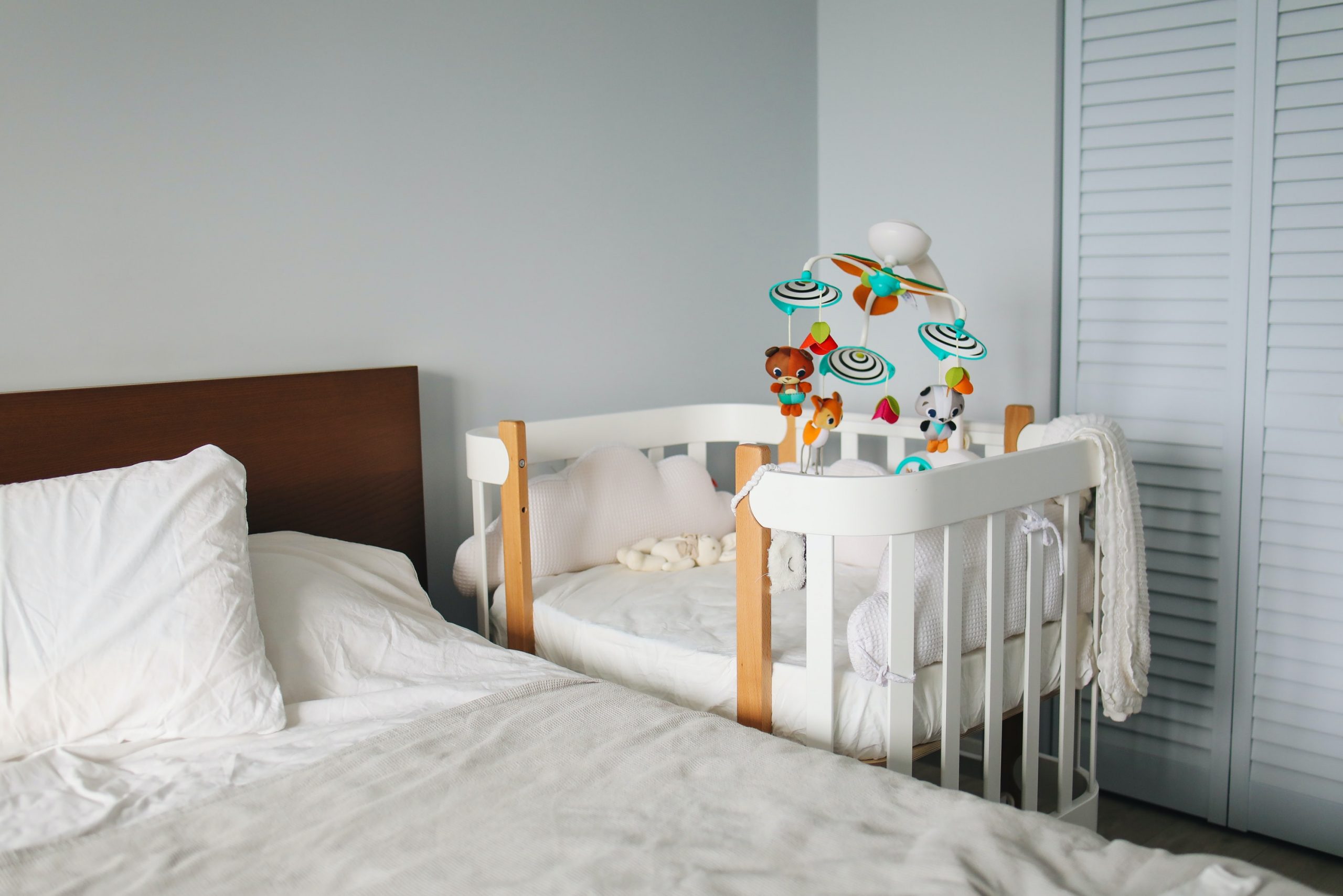 https://www.pexels.com/id-id/foto/cahaya-tembok-tempat-tidur-kamar-tidur-3875087/