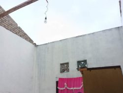 Cuaca Buruk,  Atap Rumah Mislam Diterjang Angin Puting Beliung