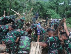 Danrem 162/WB Pimpin Langsung Evakuasi Korban Banjir