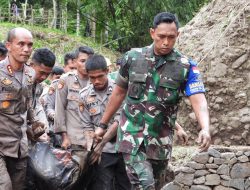 Tim Gabungan TNI-Polri Berhasil temukan Jenazah Korban Banjir Bandang di Desa Batulayar