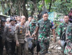 Jenazah Korban Banjir Ditemukan, Danrem 162/WB Pimpin Langsung Proses Evakuasi