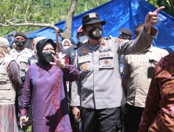 Kapolda NTB Dampingi Mensos Risma Kunjungi Lokasi Banjir di Batulayar Lobar