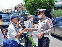 Sat Lantas Polres Sumbawa Bagikan Masker Kepada Jamaah Usai Sholat