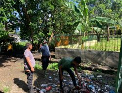 Sat Samapta Bersih-Bersih Rumah Warga Berdampak Banjir