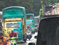 Truk Pengangkut Kayu Rusak, Hingga Coldiesel Cium Bokong Truk Jalinsum Batubara Macet Belasan Kilo Meter