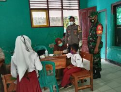 Vaksinator PKM Taliwang Bersama Polmas Giat Vaksin Siswa SD