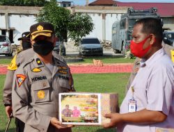 Kapolres Batubara AKBP Ikhwan Lubis Berikan Paket Natal ke Personil dan Awak Media Beragama Kristiani