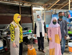 Pembina Kartini KSJ Ny DR Henny Ikhwan Serahkan  Dua Kunci Rumah Baru Ke Nilam Dan Wonasih