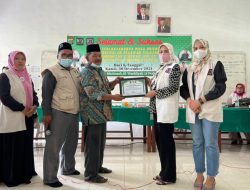DR Henny Ikhwan Serahkan Sertifikat Kepada Kepala Sekolah Alwasliyah  Lokasi Pelatihan Relawan KSJ